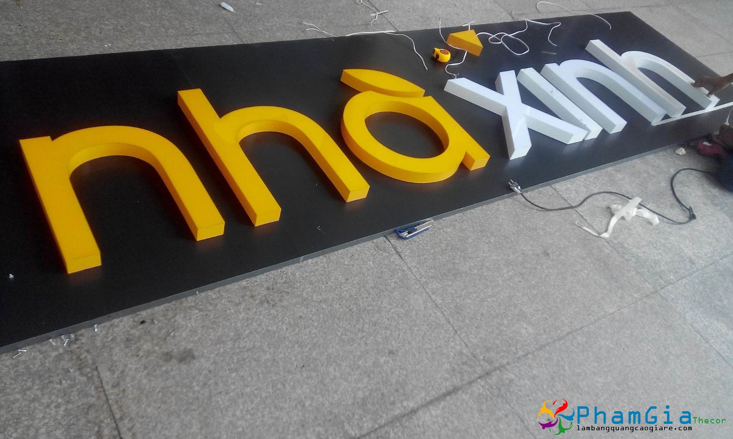 Thi công biển quảng cáo chữ nổi đồng, inox